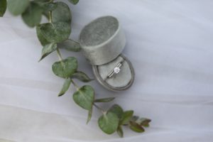 Engagement ring with foliage